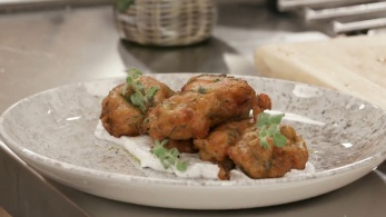 /files/Cook_Beef_ep11_ntomatokeftedes.jpg